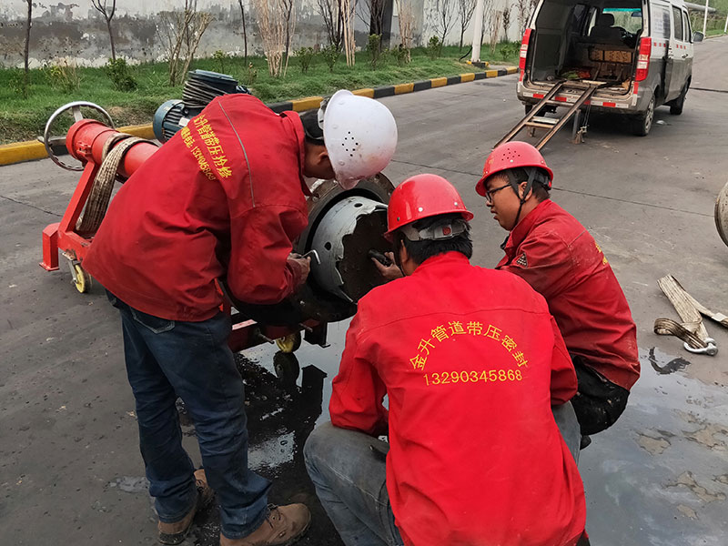 DN500循環(huán)水管道帶壓開孔順利完成！2.jpg